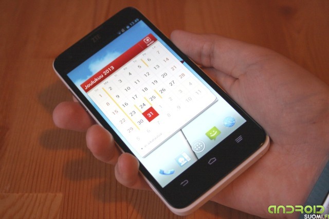 ZTE Grand S Flex koko kädessä 2